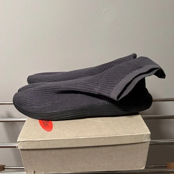 ILYSM Tabi Shoes - Picture 1 of 7